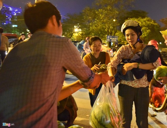 Anh: Sinh vien vay tien mua 20 tan dua hau giup nong dan Quang Ngai-Hinh-10