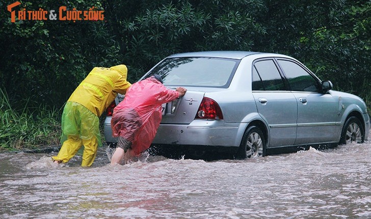 Anh: Mua suot dem, duong Ha Noi ngap sau trong bien nuoc-Hinh-14