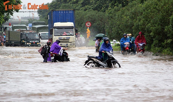 Anh: Mua suot dem, duong Ha Noi ngap sau trong bien nuoc-Hinh-16