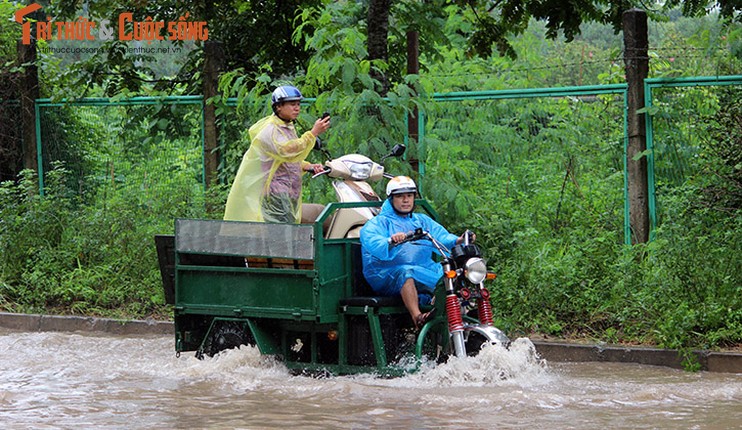 Anh: Mua suot dem, duong Ha Noi ngap sau trong bien nuoc-Hinh-17