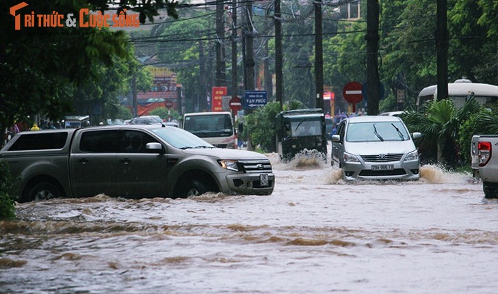 Anh: Mua suot dem, duong Ha Noi ngap sau trong bien nuoc-Hinh-2