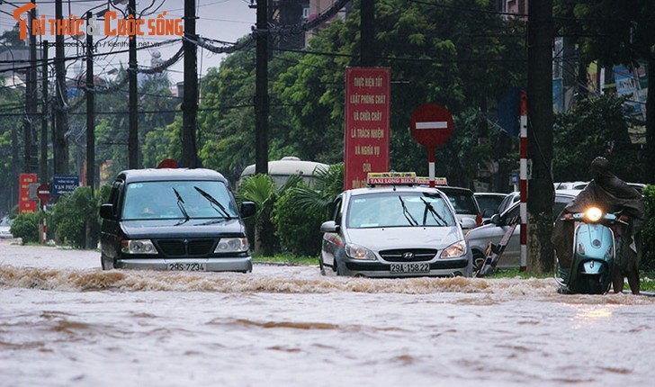 Anh: Mua suot dem, duong Ha Noi ngap sau trong bien nuoc-Hinh-3