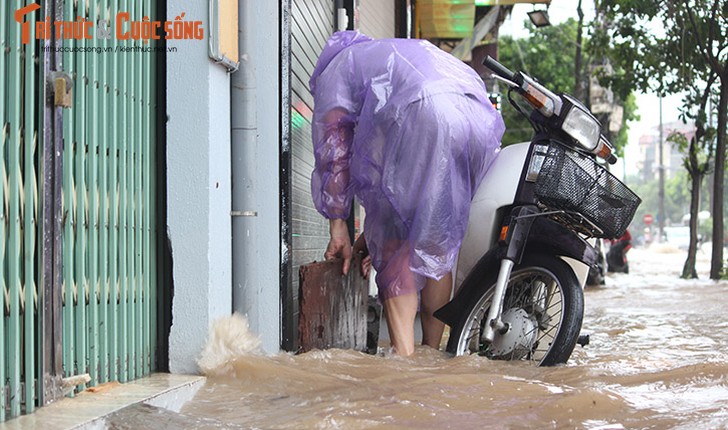 Anh: Mua suot dem, duong Ha Noi ngap sau trong bien nuoc-Hinh-4