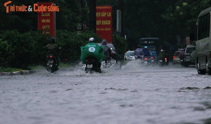 Anh: Mua suot dem, duong Ha Noi ngap sau trong bien nuoc-Hinh-5