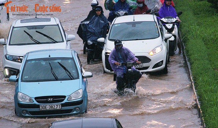 Anh: Mua suot dem, duong Ha Noi ngap sau trong bien nuoc-Hinh-8