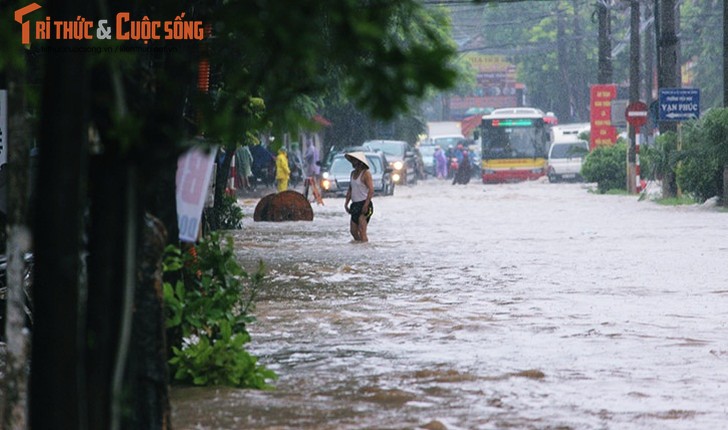 Anh: Mua suot dem, duong Ha Noi ngap sau trong bien nuoc