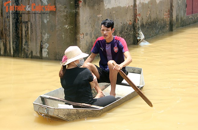 Ha Noi ngap lut: Sang 23/7, nha cua van chim trong bien nuoc-Hinh-14