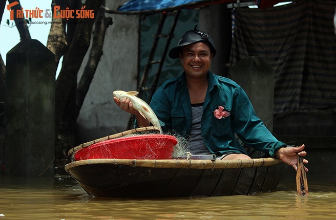 Ha Noi ngap lut: Sang 23/7, nha cua van chim trong bien nuoc-Hinh-15