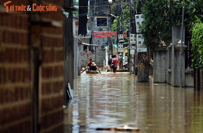 Ha Noi ngap lut: Sang 23/7, nha cua van chim trong bien nuoc-Hinh-9