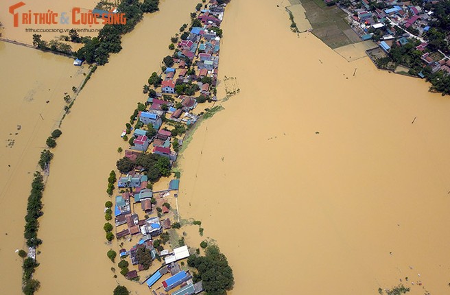 Ha Noi ngap lut: Sang 23/7, nha cua van chim trong bien nuoc