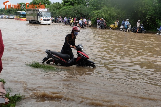 Anh: Duong Ha Noi bien thanh song, nguoi dan vat va tim loi thoat-Hinh-10