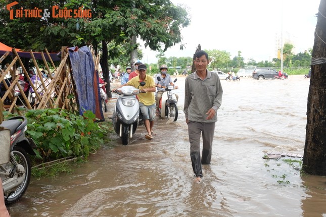 Anh: Duong Ha Noi bien thanh song, nguoi dan vat va tim loi thoat-Hinh-11