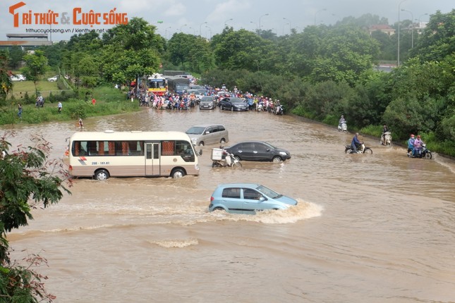 Anh: Duong Ha Noi bien thanh song, nguoi dan vat va tim loi thoat-Hinh-13