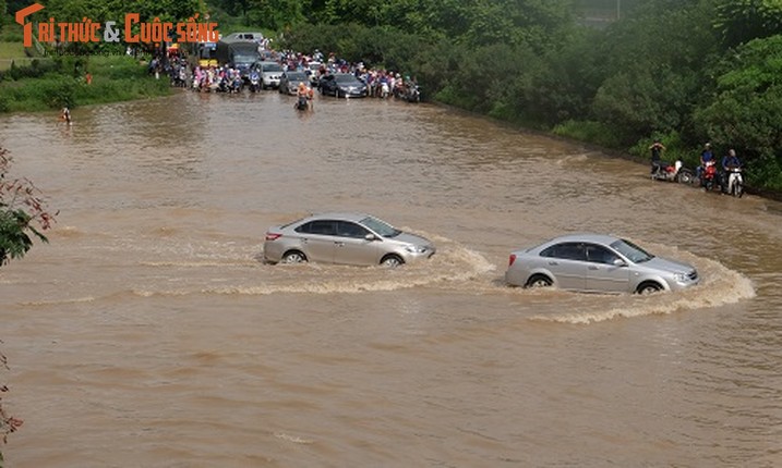 Anh: Duong Ha Noi bien thanh song, nguoi dan vat va tim loi thoat-Hinh-15