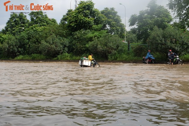 Anh: Duong Ha Noi bien thanh song, nguoi dan vat va tim loi thoat-Hinh-17