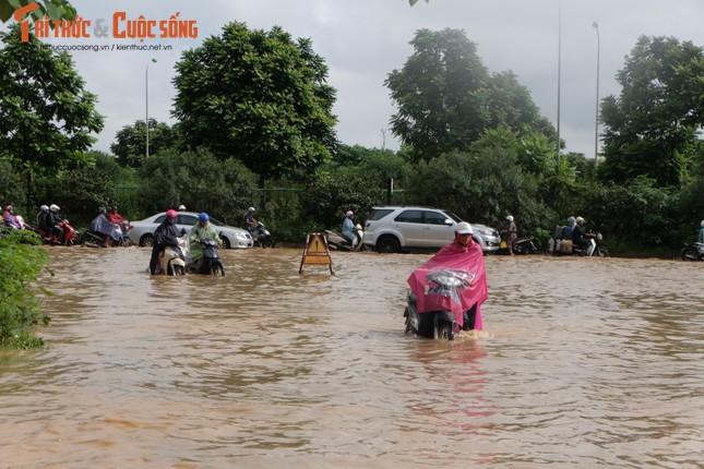 Anh: Duong Ha Noi bien thanh song, nguoi dan vat va tim loi thoat-Hinh-2