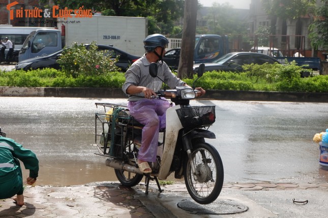 Anh: Duong Ha Noi bien thanh song, nguoi dan vat va tim loi thoat-Hinh-20