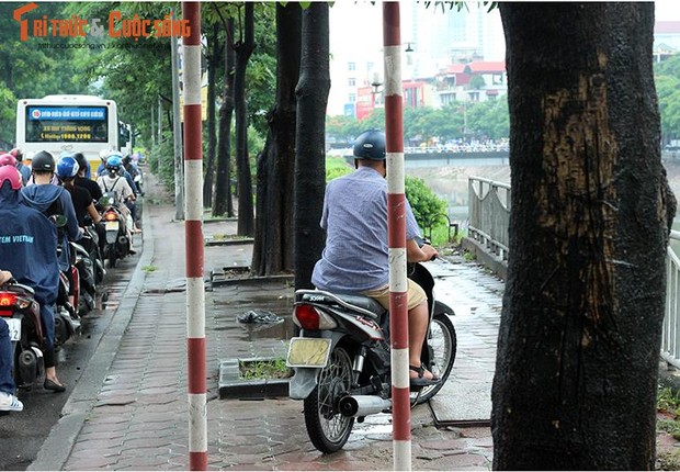 Anh: Duong Ha Noi bien thanh song, nguoi dan vat va tim loi thoat-Hinh-24