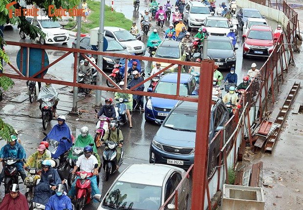 Anh: Duong Ha Noi bien thanh song, nguoi dan vat va tim loi thoat-Hinh-26