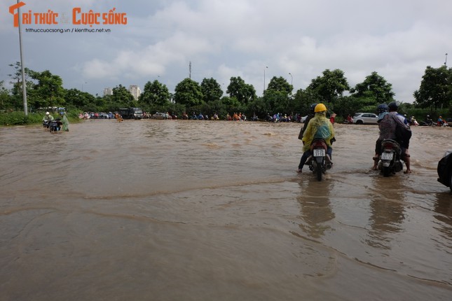 Anh: Duong Ha Noi bien thanh song, nguoi dan vat va tim loi thoat-Hinh-3