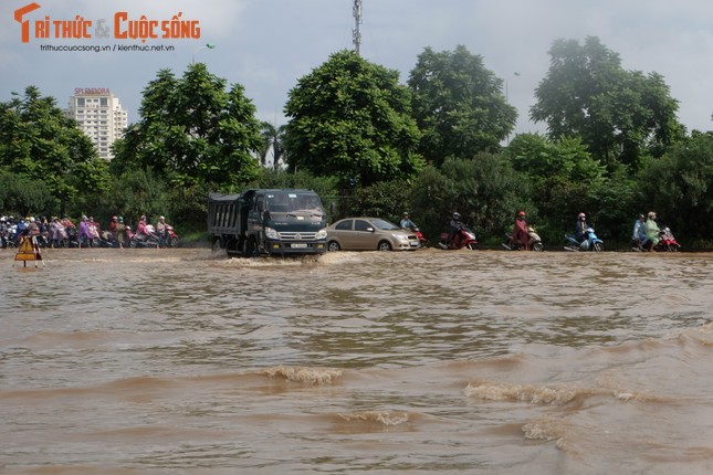 Anh: Duong Ha Noi bien thanh song, nguoi dan vat va tim loi thoat-Hinh-4