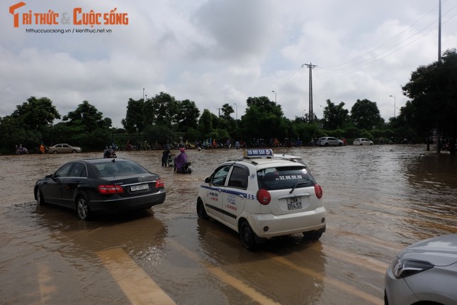 Anh: Duong Ha Noi bien thanh song, nguoi dan vat va tim loi thoat-Hinh-5