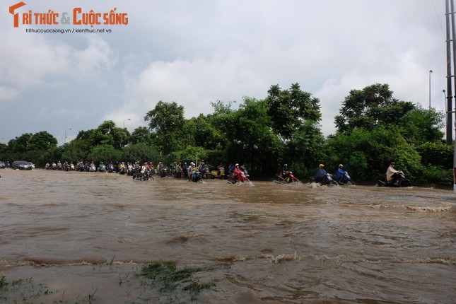 Anh: Duong Ha Noi bien thanh song, nguoi dan vat va tim loi thoat-Hinh-7