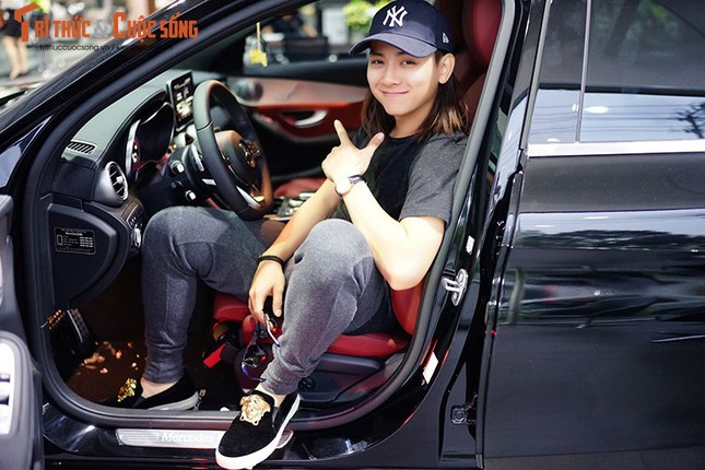 Con trai nuoi Hoai Linh tau Mercedes-Benz C300 AMG gan 2 ty-Hinh-5