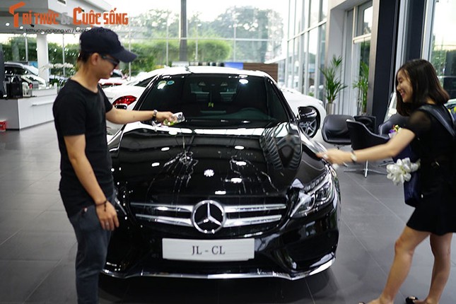 Con trai nuoi Hoai Linh tau Mercedes-Benz C300 AMG gan 2 ty