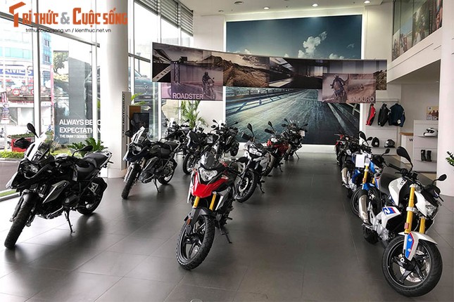 Loat xe moto BMW chinh hang “xuong gia” tai VN