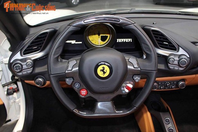 Dai gia Binh Phuoc tau sieu xe Ferrari 488 Spider hon 15 ty-Hinh-6