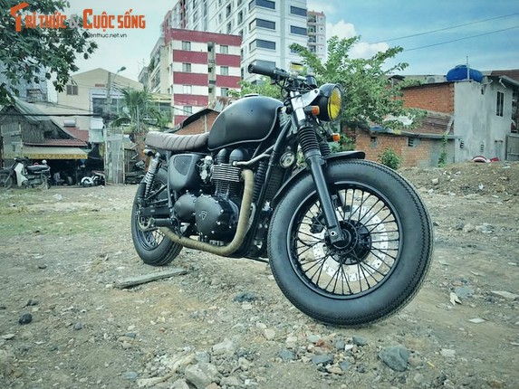 Triumph Bonneville do cafe racer “tran trui” tai Sai Gon