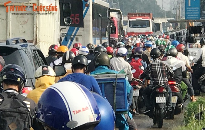 Cua ngo Sai Gon un tac kinh hoang, tram thu phi quyet khong &quot;xa&quot;-Hinh-8