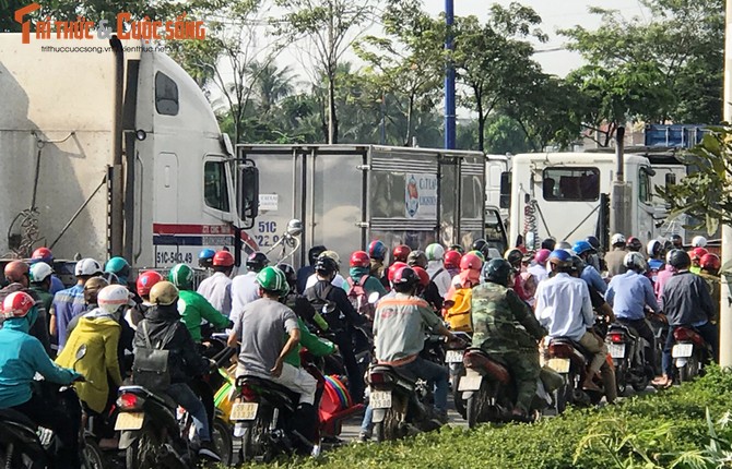 Cua ngo Sai Gon un tac kinh hoang, tram thu phi quyet khong &quot;xa&quot;-Hinh-9