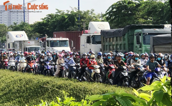 Cua ngo Sai Gon un tac kinh hoang, tram thu phi quyet khong &quot;xa&quot;