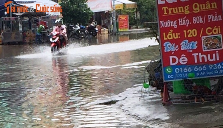 Trieu cuong vuot muc bao dong, nguoi dan TP HCM khon don