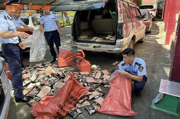 Kiem tra, thu giu gan 200kg xuc xich nhap lau tai Cao Bang