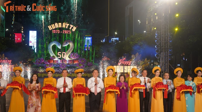 Ron rang Duong hoa Nguyen Hue Tet At Ty 2025