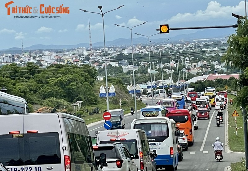 Binh Thuan: Un tac giao thong nhieu gio sau tai nan o to lien hoan-Hinh-4