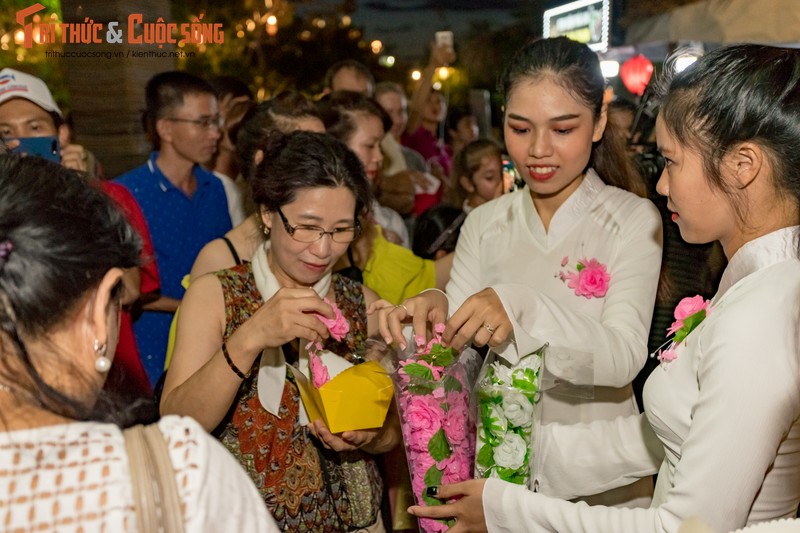 Du khach xuc dong khi duoc cai bong hong len nguc trong dem Vu Lan bao hieu-Hinh-3