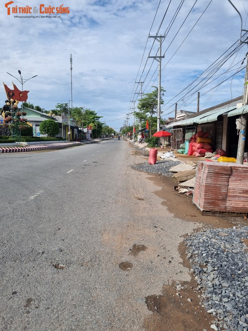 Tra Vinh: Cong truong thi cong duong 3/2 ngon ngang vat lieu, khong rao chan-Hinh-2