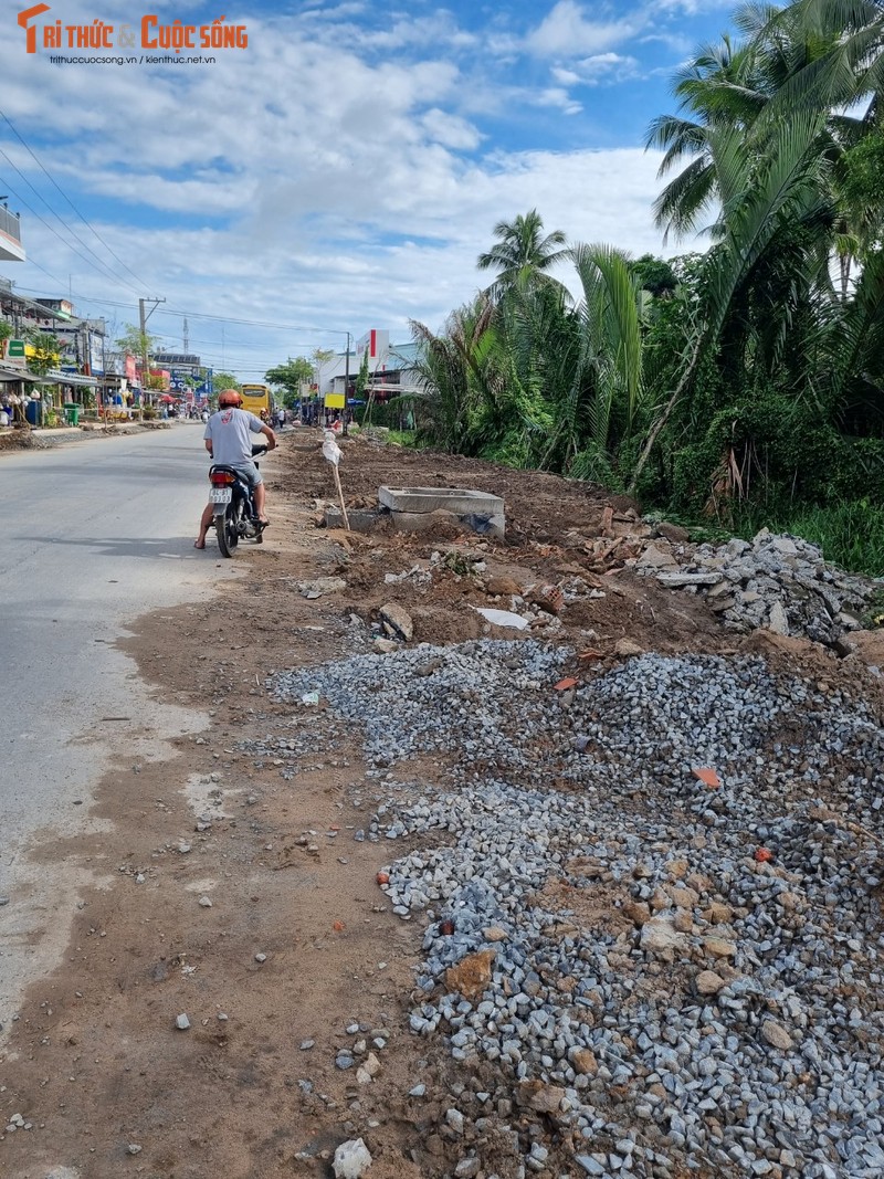 Tra Vinh: Cong truong thi cong duong 3/2 ngon ngang vat lieu, khong rao chan-Hinh-3