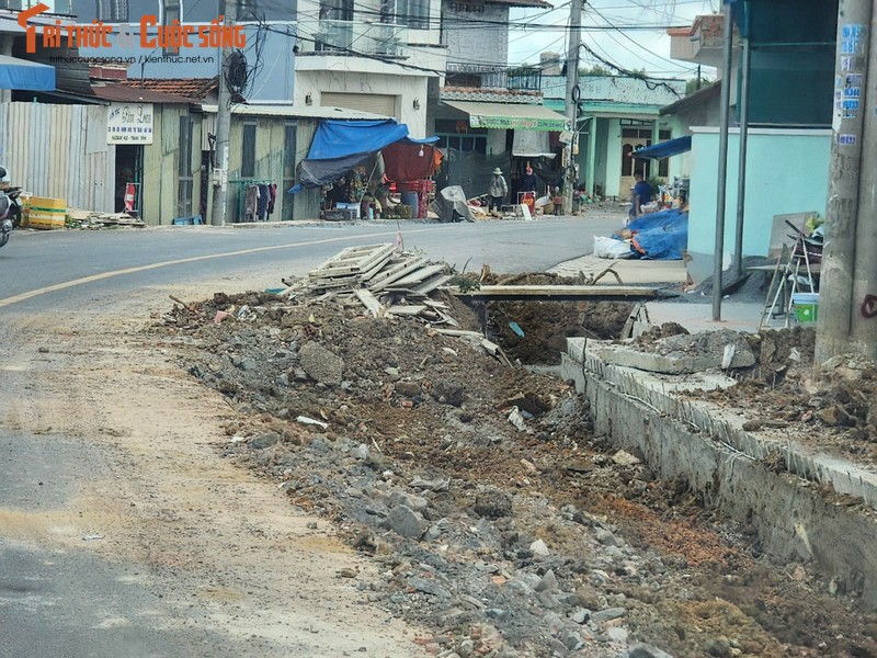 Dong Nai: Du an nang cap duong Huong lo 7, thi cong gan 3 nam van chua xong?-Hinh-12