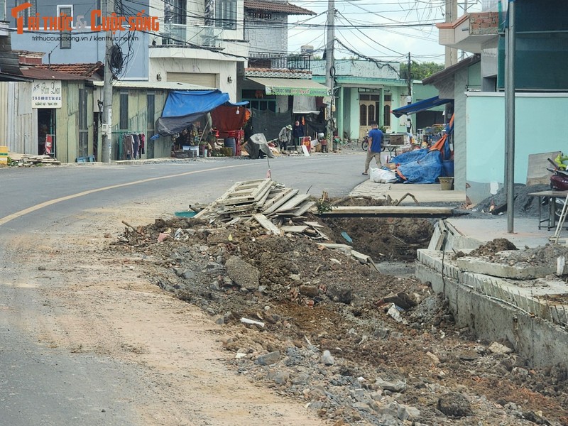 Dong Nai: Du an nang cap duong Huong lo 7, thi cong gan 3 nam van chua xong?-Hinh-4