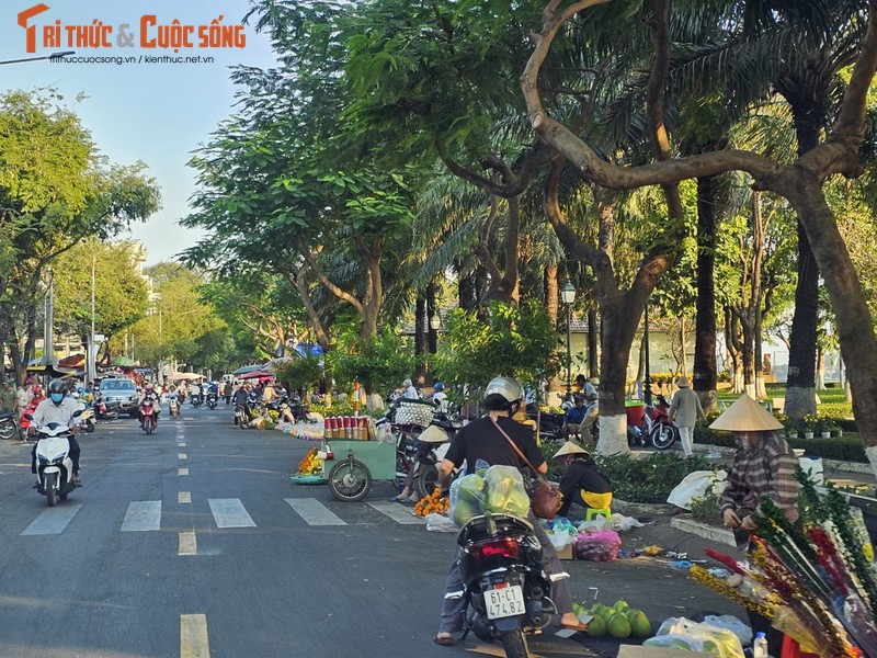 Dong Nai: Hang rong “bua vay” duong Nguyen Van Tri-Hinh-10