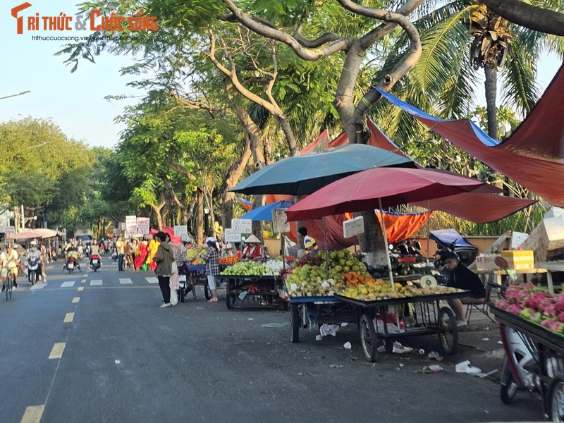 Dong Nai: Hang rong “bua vay” duong Nguyen Van Tri-Hinh-11