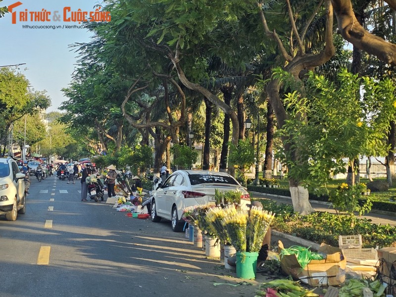 Dong Nai: Hang rong “bua vay” duong Nguyen Van Tri-Hinh-12