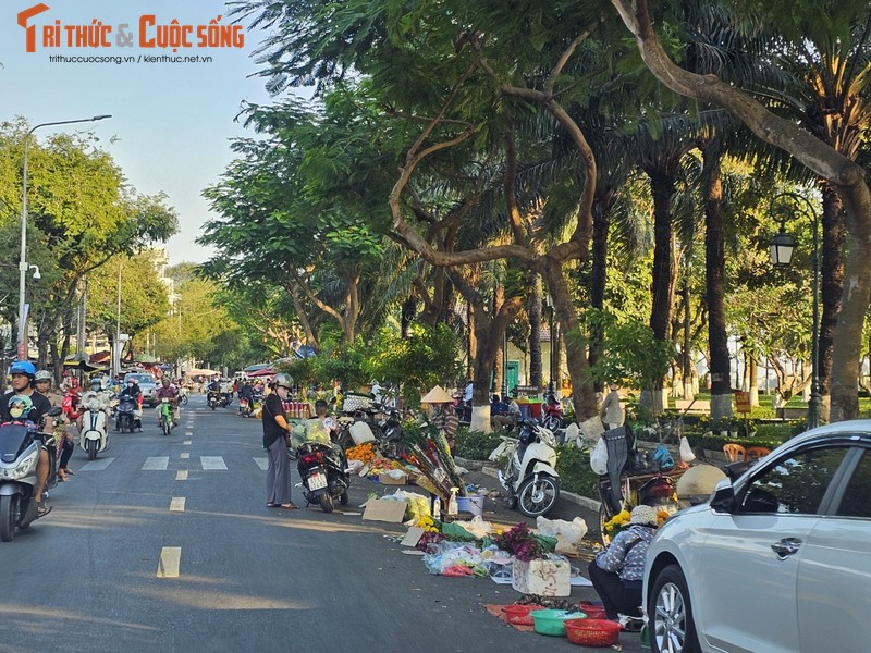 Dong Nai: Hang rong “bua vay” duong Nguyen Van Tri-Hinh-8