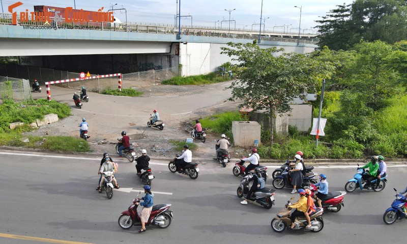 Dan ‘khon kho’ vi duong dan duoi cau Rach Chiec bi chan-Hinh-10