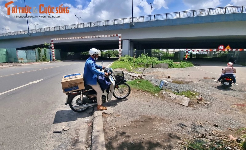 Duong duoi cau Rach Chiec lai bi chan, oto buoc phai qua Tram BOT Xa lo Ha Noi-Hinh-4